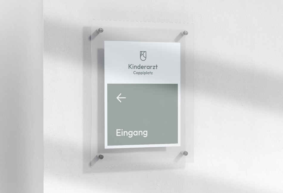 Hinweisschild der Praxis am Coppieplatz